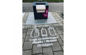 Krijtboodschap bij de containers