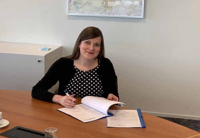 Wethouder Marieke van Bijnen ondertekend overeenkomst met DSW