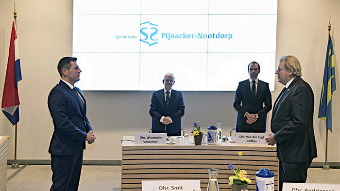 Björn Lugthart wordt beëdigd als burgemeester van Pijnacker-Nootdorp door commissaris van de koning Jaap Smit. Voorzitter Weerheim en griffier Van der Lugt kijken toe