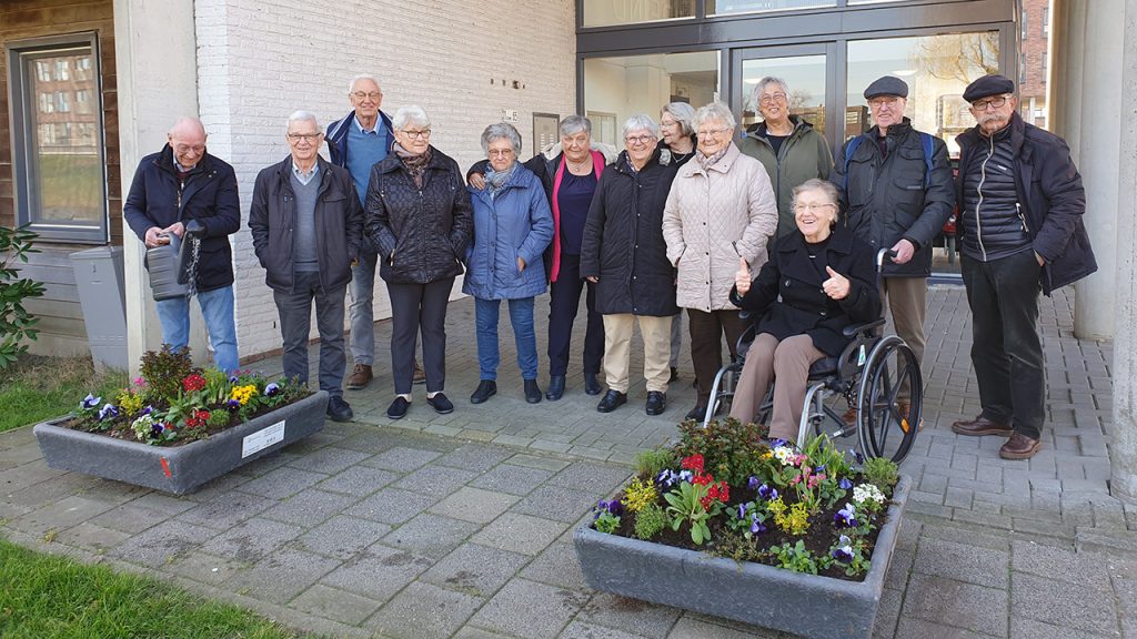 Bewoners van gebouw Zuideind in Delfgauw voor de nieuwe bloembakken