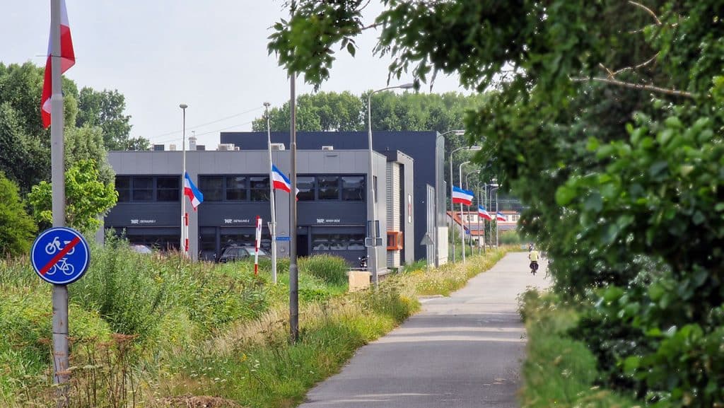 Omgekeerde Nederlandse vlaggen aan lantarenpalen 's Gravenweg Nootdorp