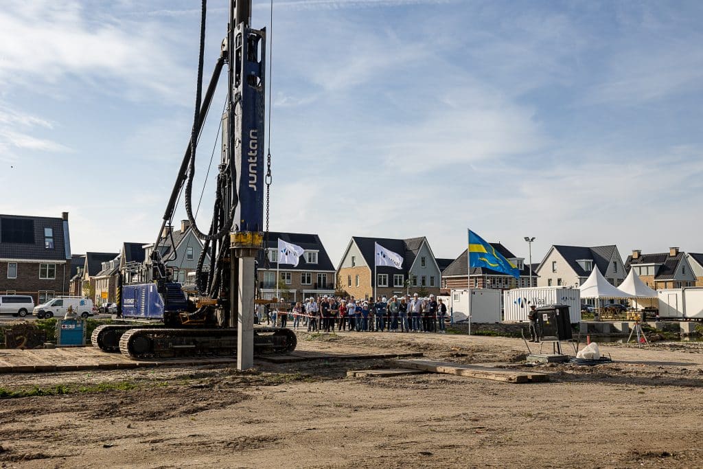 De eerste paal wordt geslagen voor wijk De Erven. 