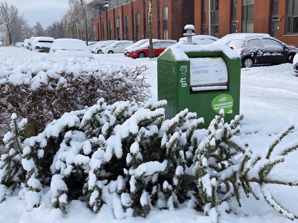 containers in sneeuw