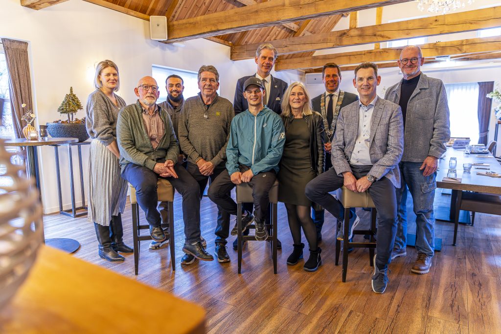 Met mensen uit de samenleving.