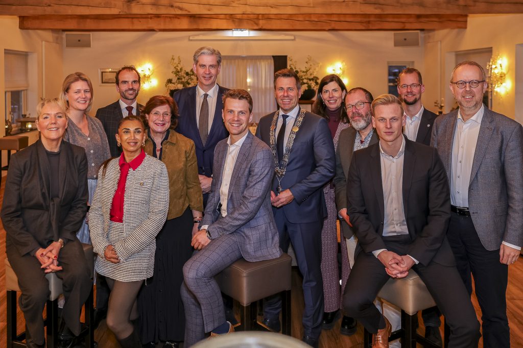 Met vertegenwoordigers van partijen in de gemeenteraad en griffier