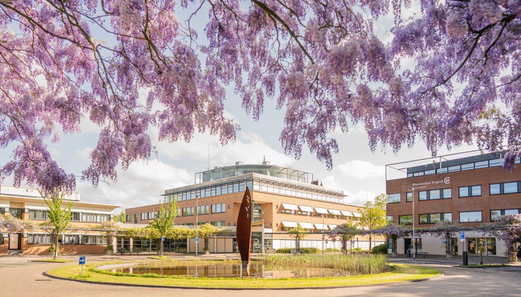 Gemeentekantoor in het voorjaar